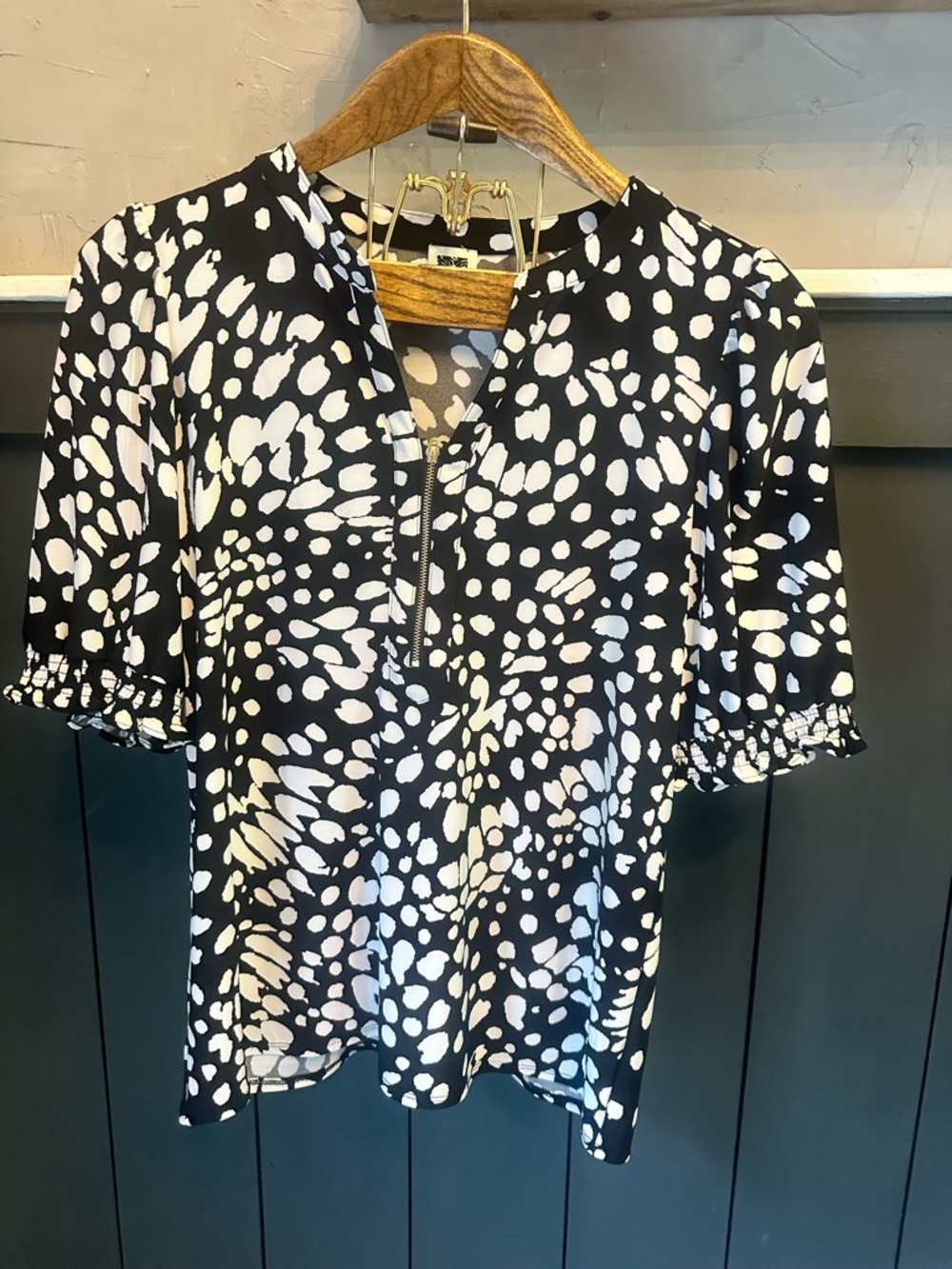 Anne Klein Black White Printed Blouse Size M Short Sleeve Gold Quarter Zip Front